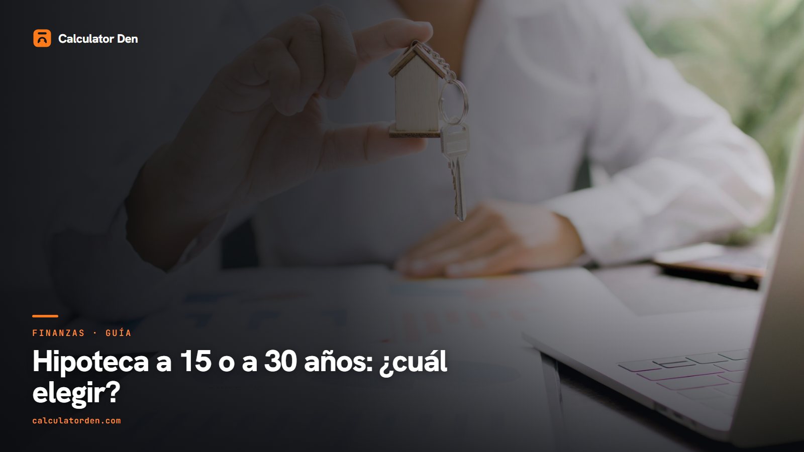 Un juego de llaves de casa sobre una mesa de madera, que ilustra la elección entre una hipoteca a 15 y a 30 años