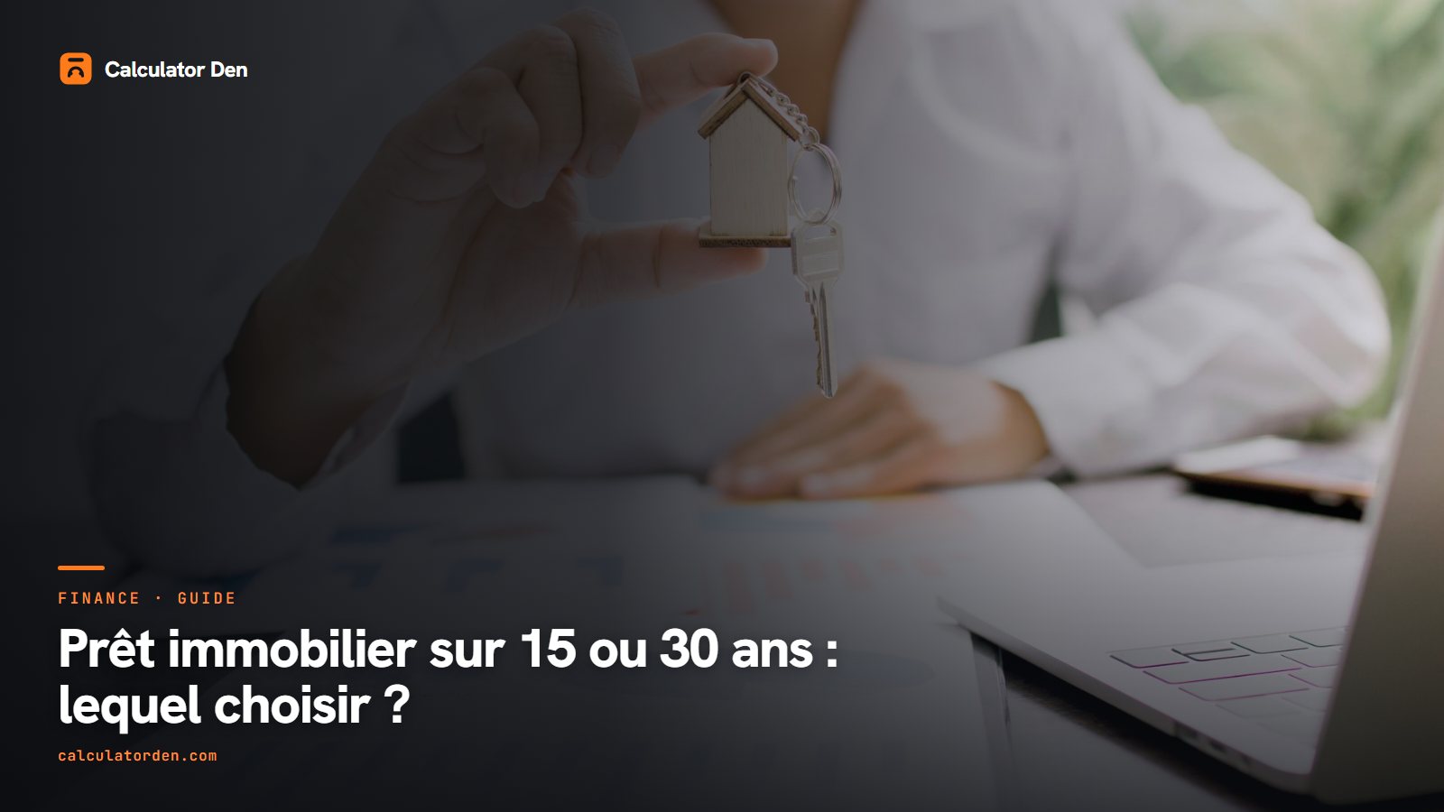 Un jeu de clés de maison posé sur une table en bois, illustrant le choix entre un prêt de 15 et 30 ans