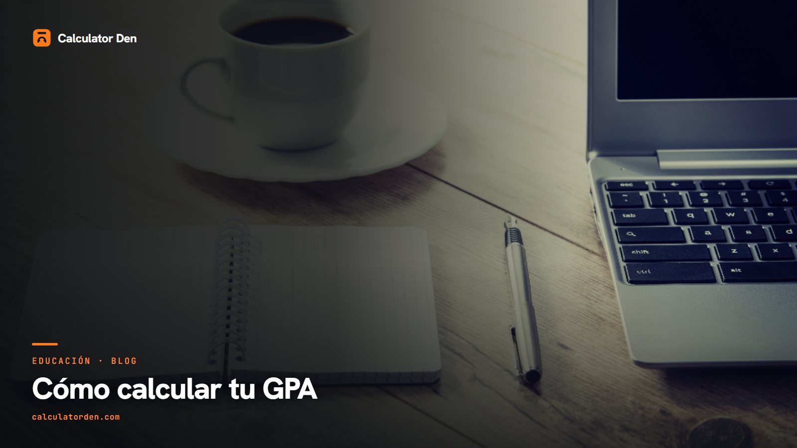 Un escritorio de estudio con un portátil, un cuaderno abierto y un bolígrafo para calcular el promedio académico (GPA)