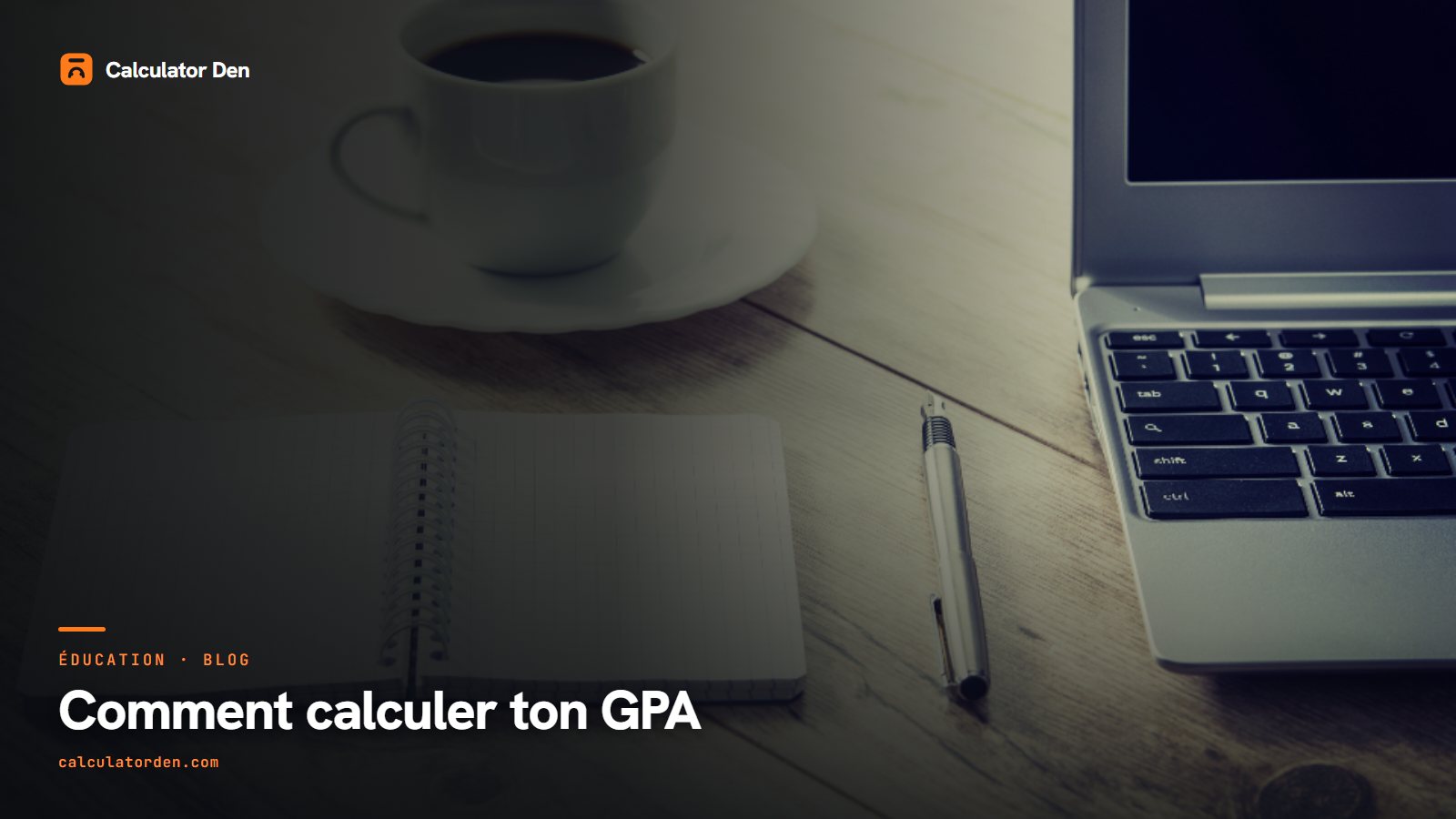 Un bureau d'étude avec un ordinateur portable, un cahier ouvert et un stylo pour calculer la moyenne (GPA)