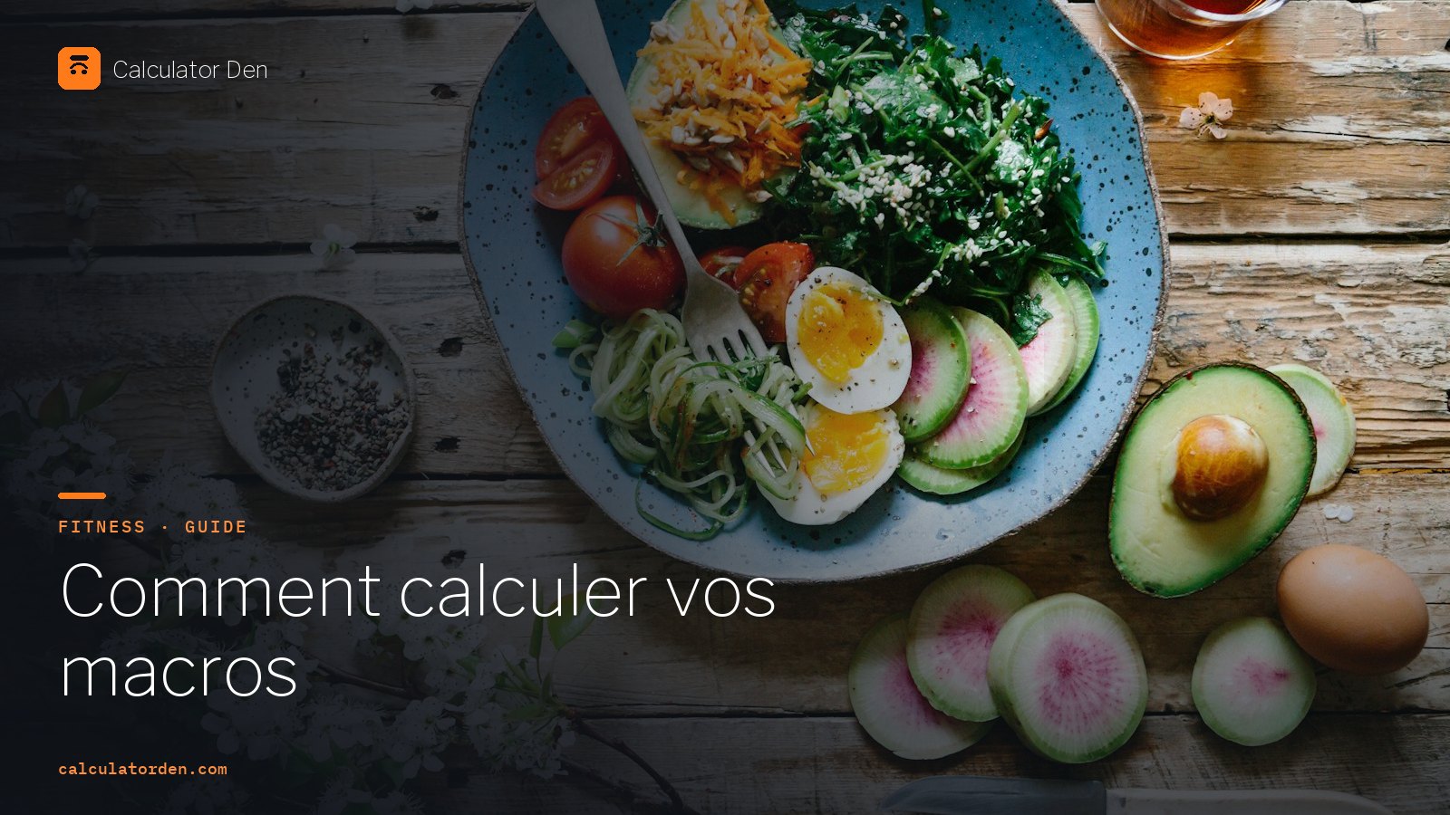 Une assiette divisée en portions de protéines, glucides et lipides à côté d'une balance alimentaire, montrant comment les calories quotidiennes se répartissent en grammes de macronutriments
