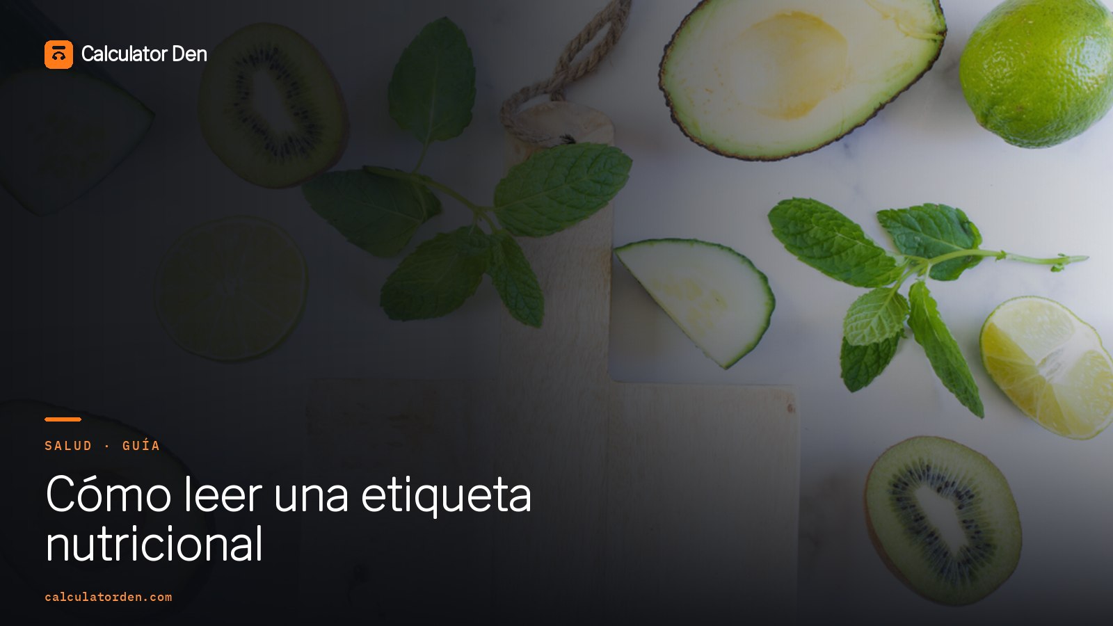 Una mano sostiene un paquete de comida y lee la etiqueta de información nutricional para comprobar el tamaño de la porción y los valores diarios