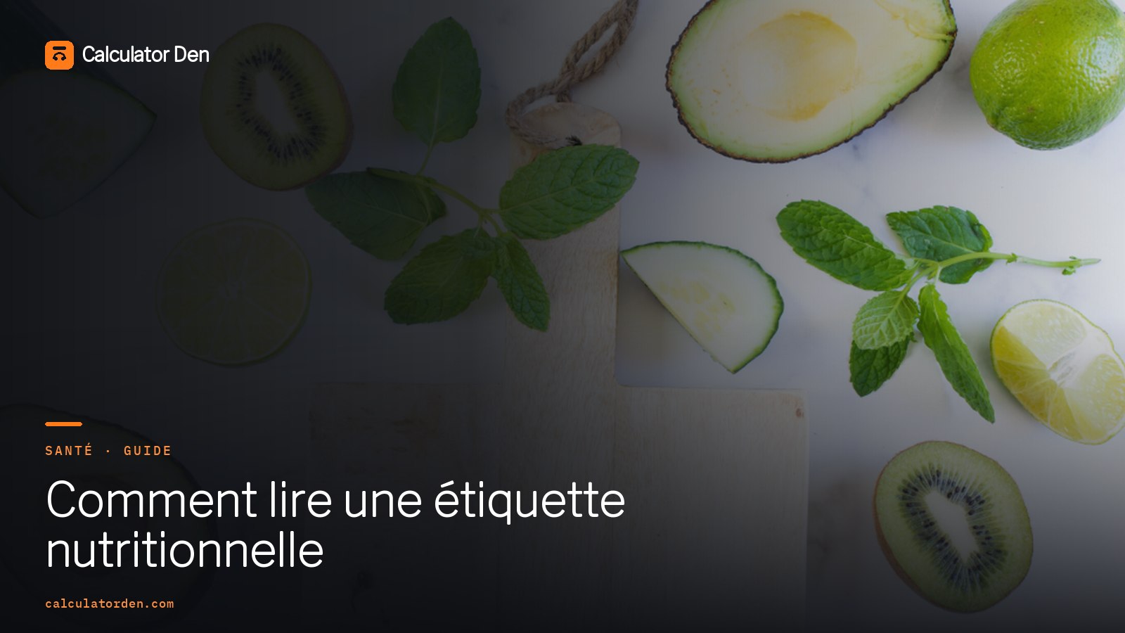 Une main tient un emballage alimentaire et lit l'étiquette nutritionnelle pour vérifier la taille de la portion et les valeurs quotidiennes
