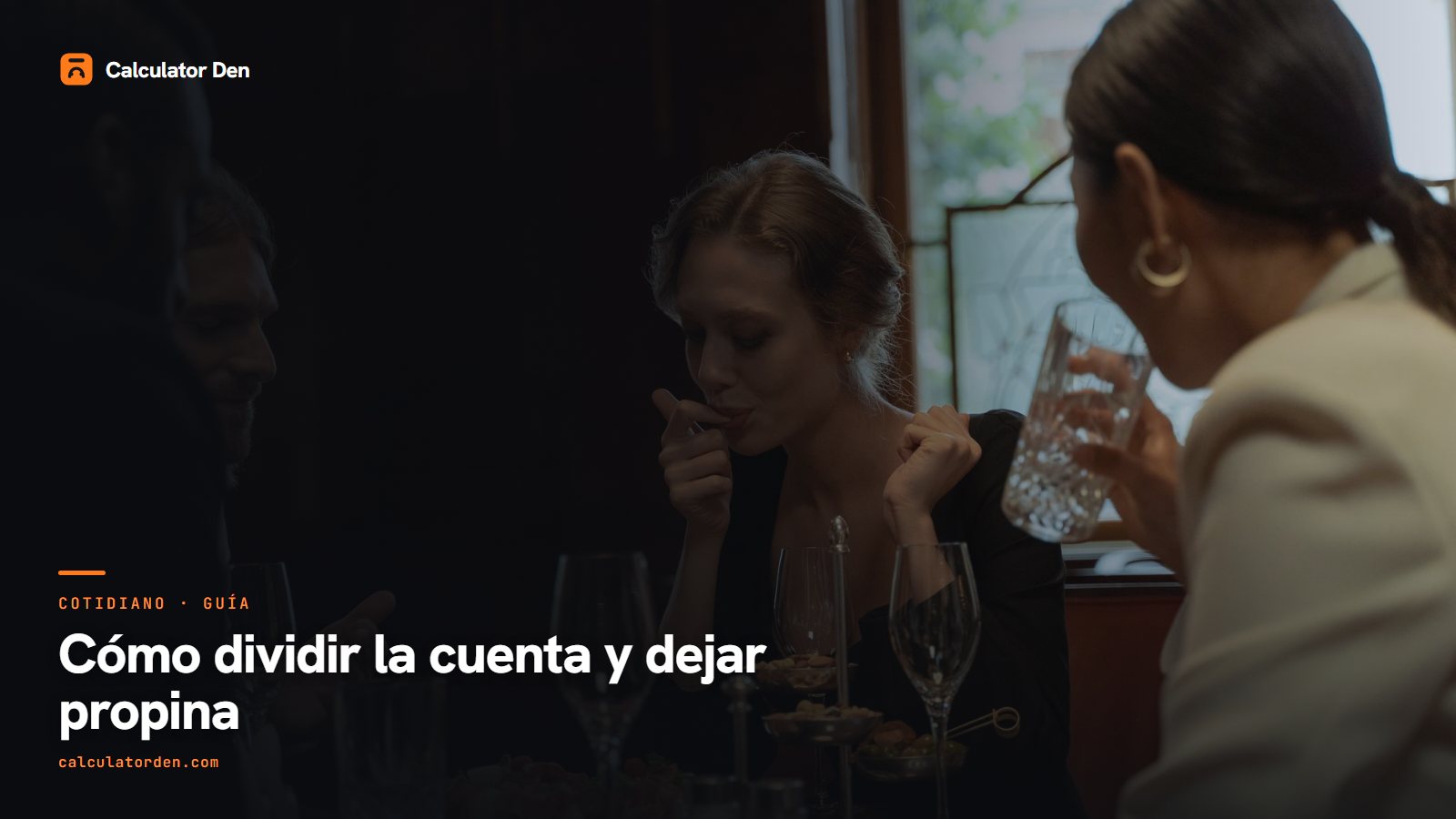 Amigos cenando en la mesa de un restaurante, que ilustra cómo dividir la cuenta y la propina