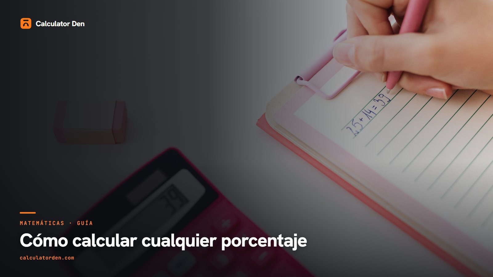 Un cuaderno, un bolígrafo y una calculadora sobre un escritorio, que ilustran cómo calcular un porcentaje a mano