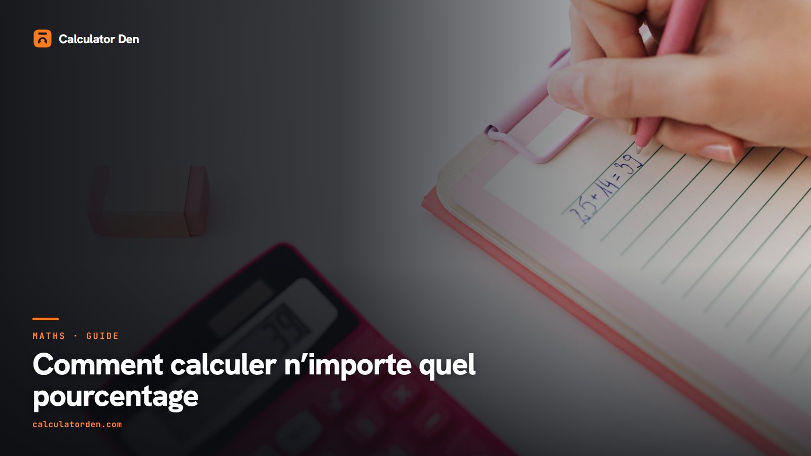 Un carnet, un stylo et une calculatrice sur un bureau, illustrant le calcul d'un pourcentage à la main